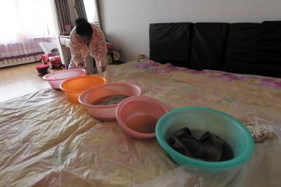 宣汉楼上漏水，住户失联，小区没物管，业主维权难！律师来支招……